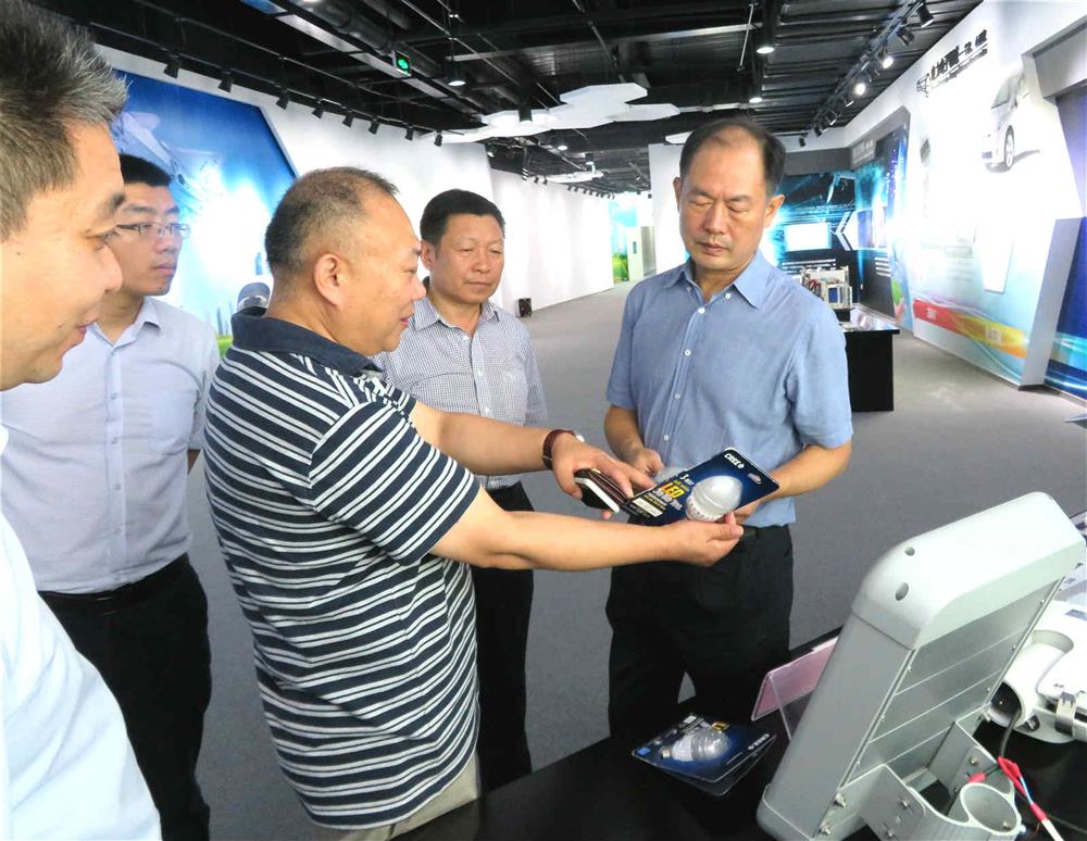 史同偉董事長(zhǎng)到山東天岳晶體材料有限公司調(diào)研