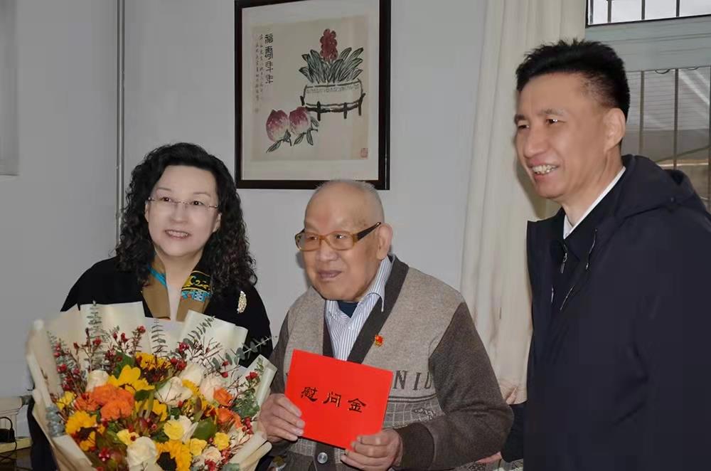 濟(jì)南產(chǎn)發(fā)集團(tuán)黨委副書記、總經(jīng)理黃蓓走訪慰問離休老干部、老黨員